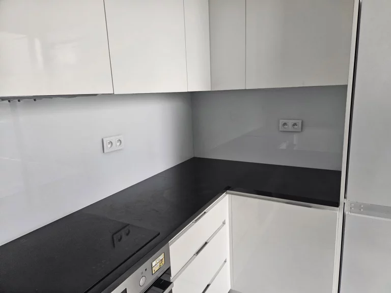 panel szklany lacobel biały